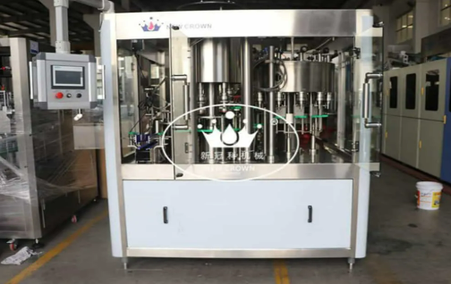 מכונת מילוי קומבי – פתרון שלם לאיחוד הזרקה, מילוי וסגירה למשקאות