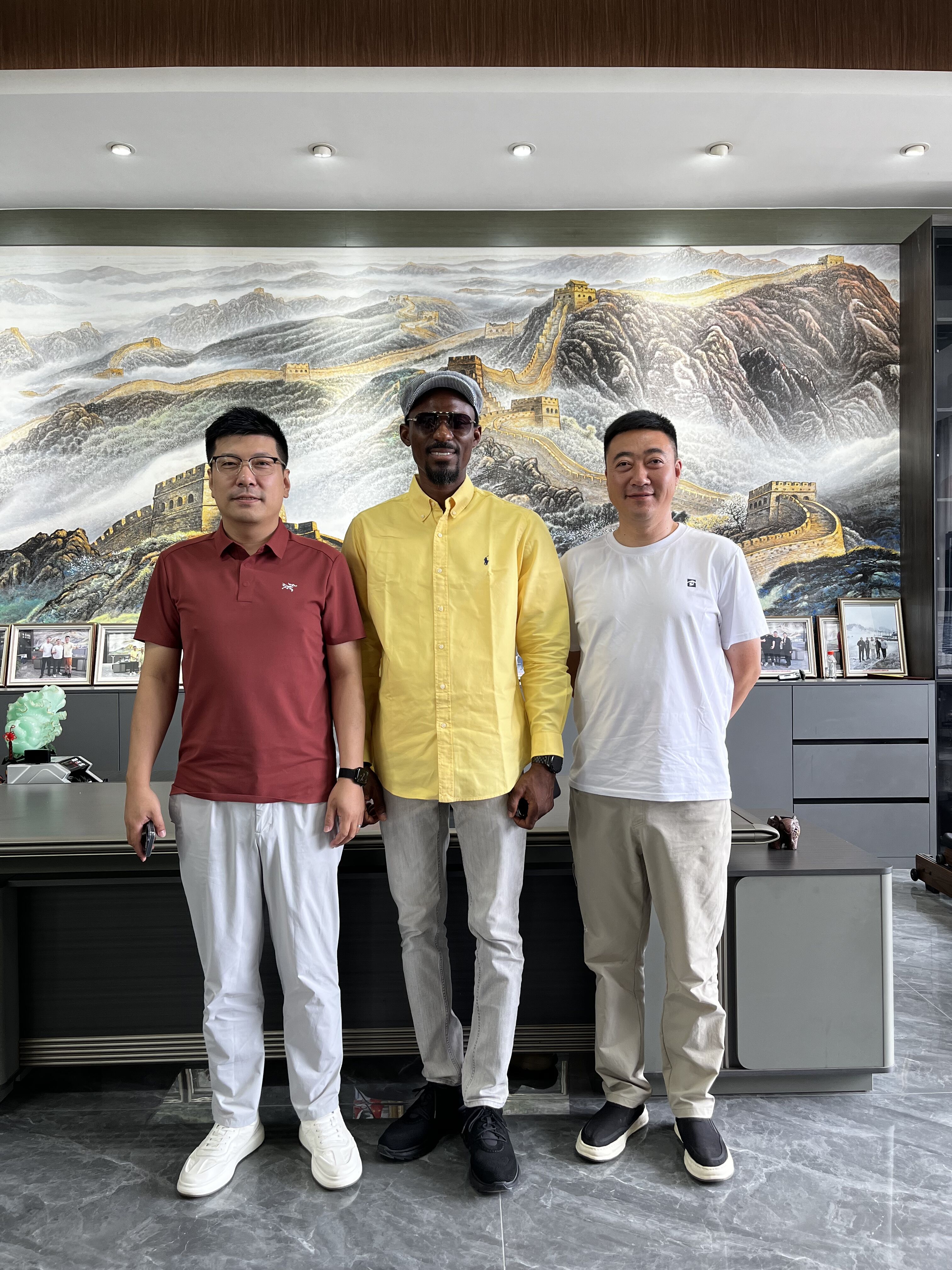 Nigerian Client Visits Comnenir Furniture Factory to Deepen Educational Furniture Partnership