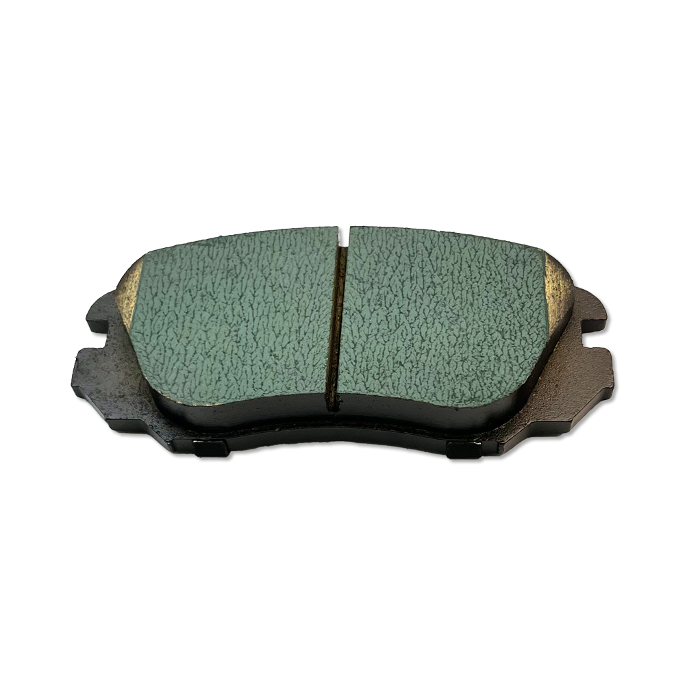 How do ceramic brake pads reduce dust and noise?
