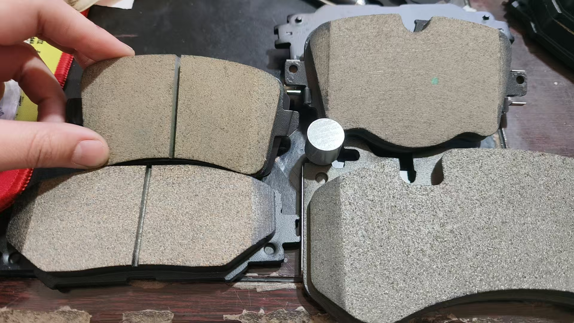 ผ้าเบรกชนิดใดที่ทำงานได้ดีในช่วงอุณหภูมิ 0-650°C สำหรับรถสปอร์ต