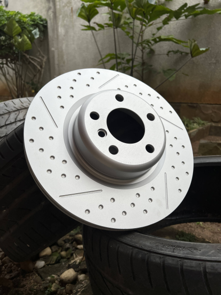 Avtomobillar va yuk mashinalari uchun yuqori samarali tormoz diskalari - issiqqa chidamli, kam shovqin