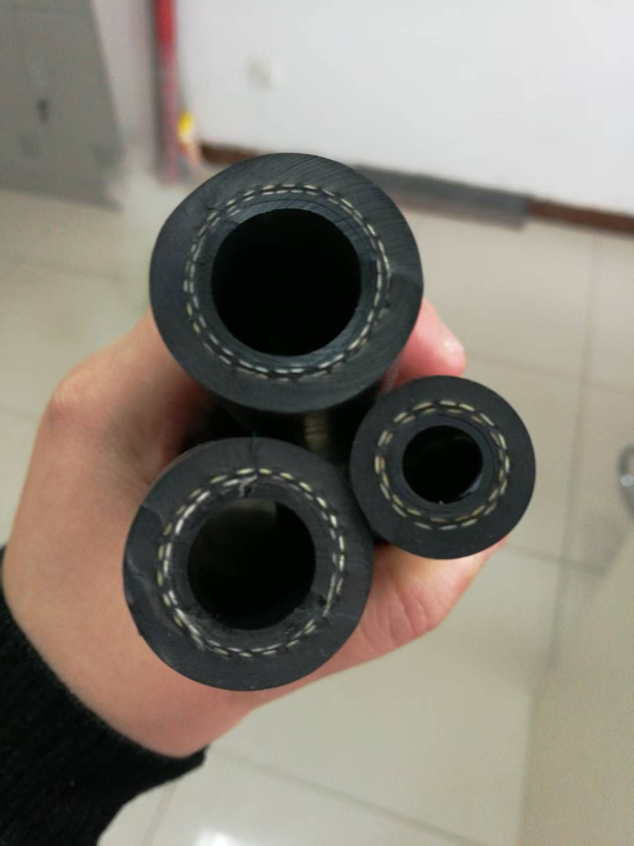 ควรเลือกท่อแอร์รถยนต์ที่มีความต้านทานความร้อนได้ดีอย่างไร