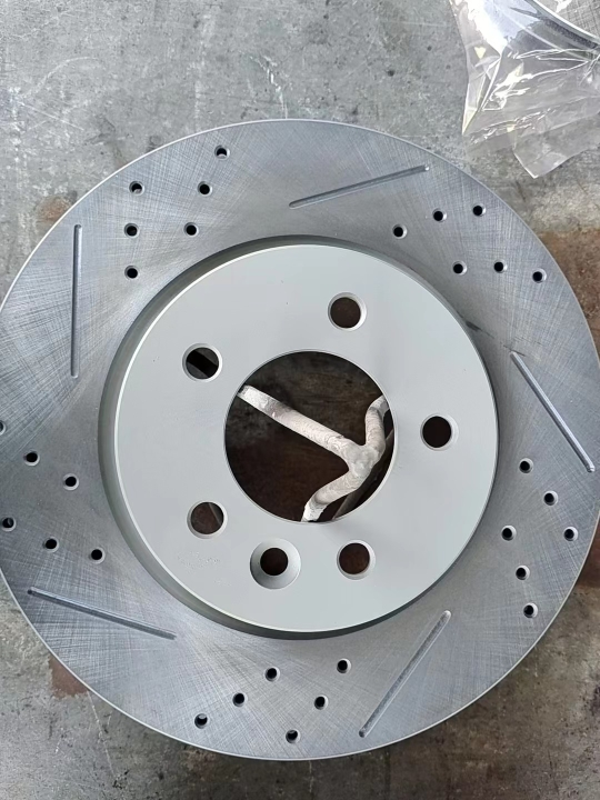 Premium tormoz diskalari: avtomobillar va yirik yuk mashinalari uchun kam chang, yuqori xavfsizlik