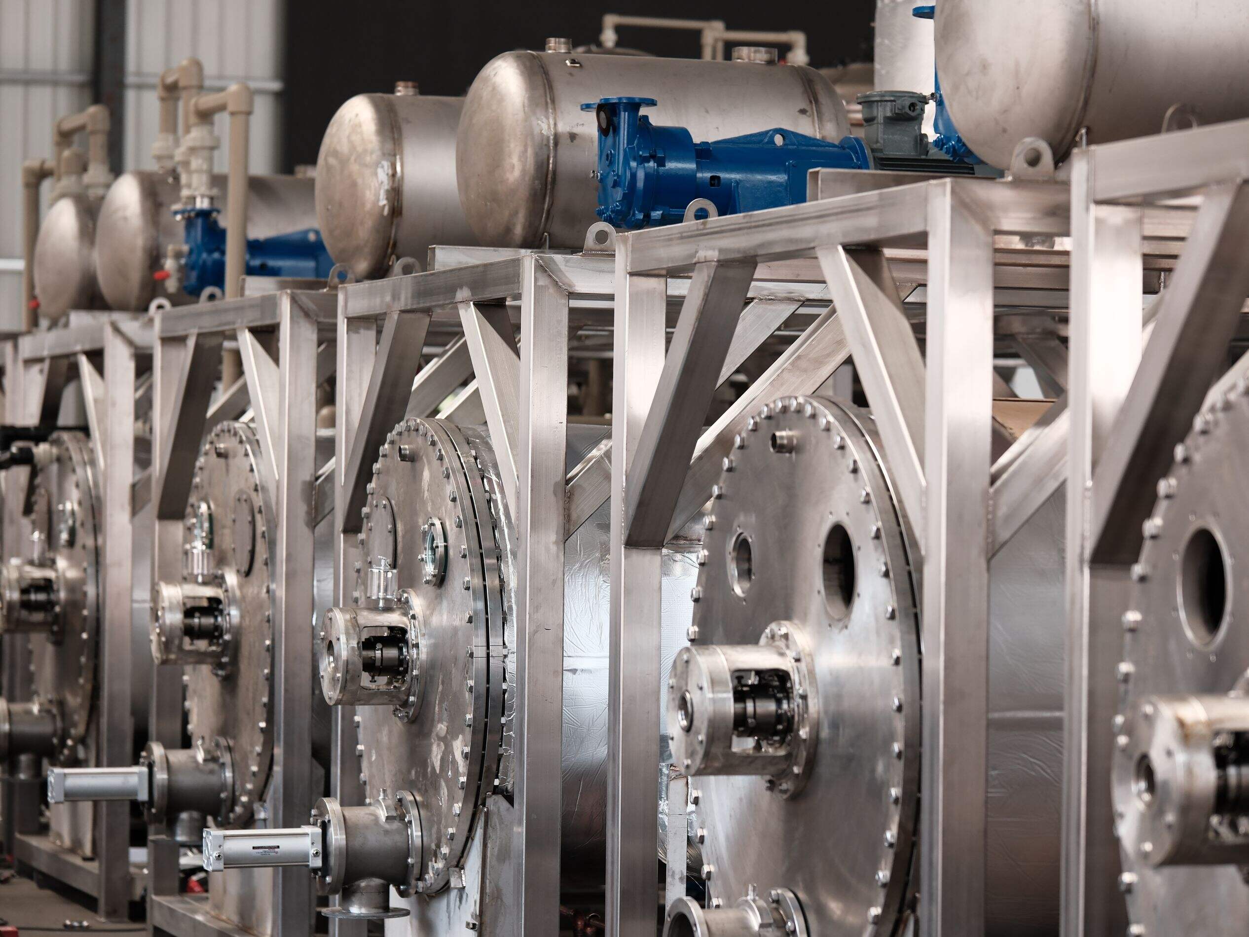 Welche sind die wichtigsten Konstruktionsmerkmale eines effizienten Schaber-Kristallisators?