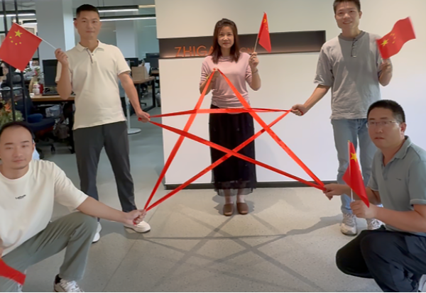 Firar Kinas födelsedag, formar tillsammans internationell skyltning – ZIGOs nationaldagshälsningar till globala kunder och partners