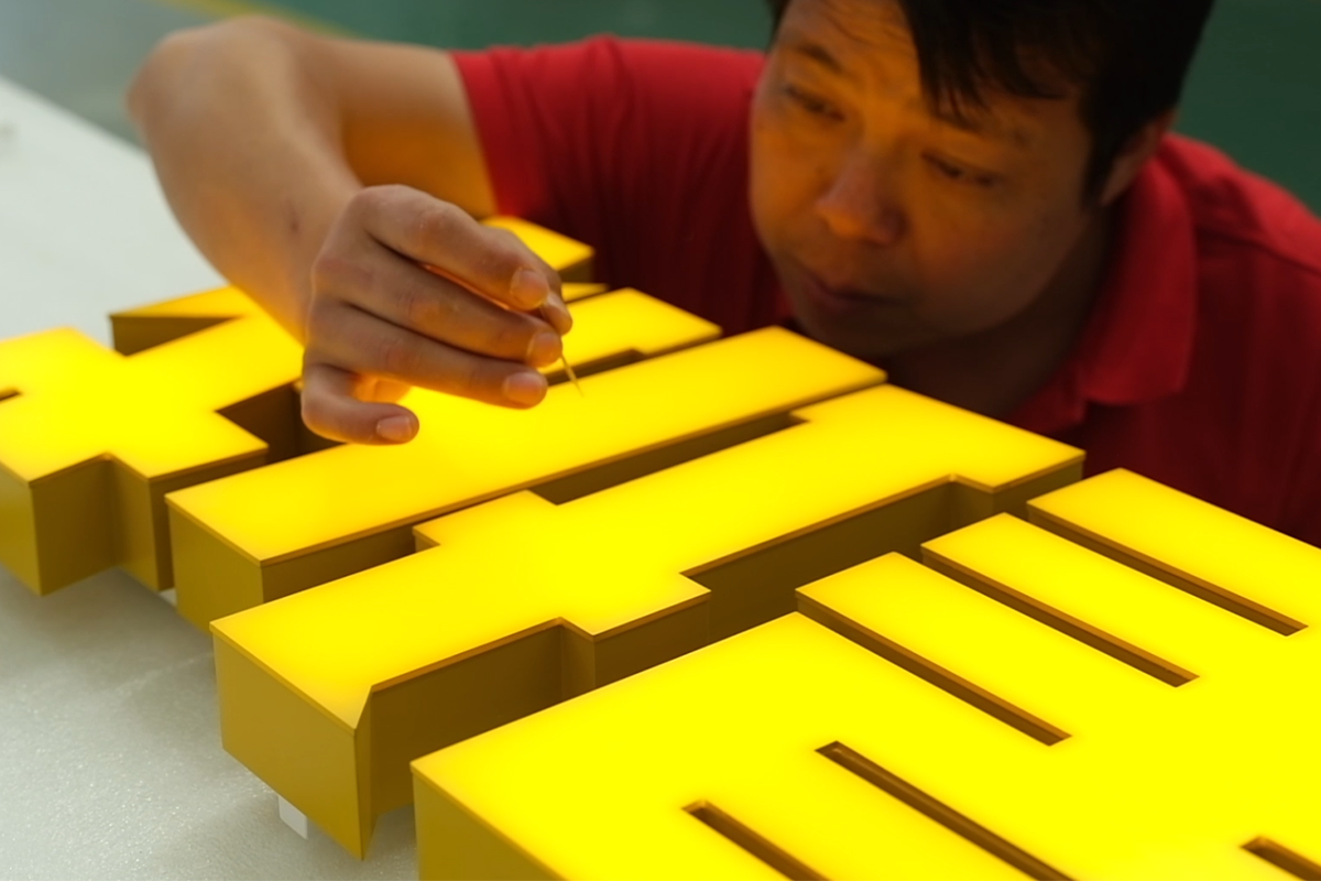 Ó Bhlaclíon go Réaltacht: Fáil ar Fhorbairt Dearadh agus Ardfháilteáil Reachtachais in Oifig Sheolachta Ghairmiúil