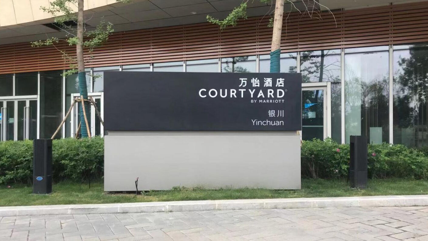 איך להגן על שלטים חיצוניים ממזג האוויר?