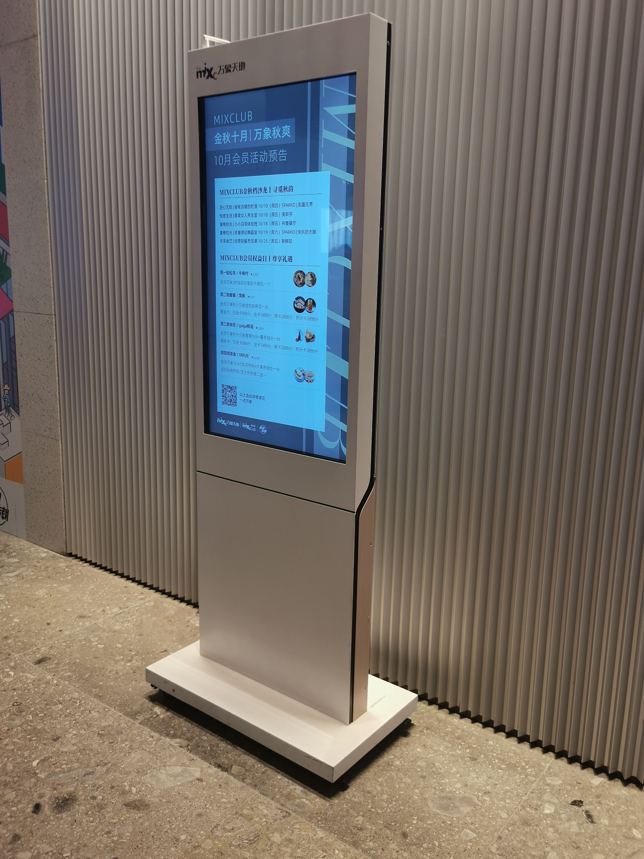 چه عواملی سیستم راهنمایی با تابلوها را در مراکز تجاری بزرگ کارآمد می‌سازند؟