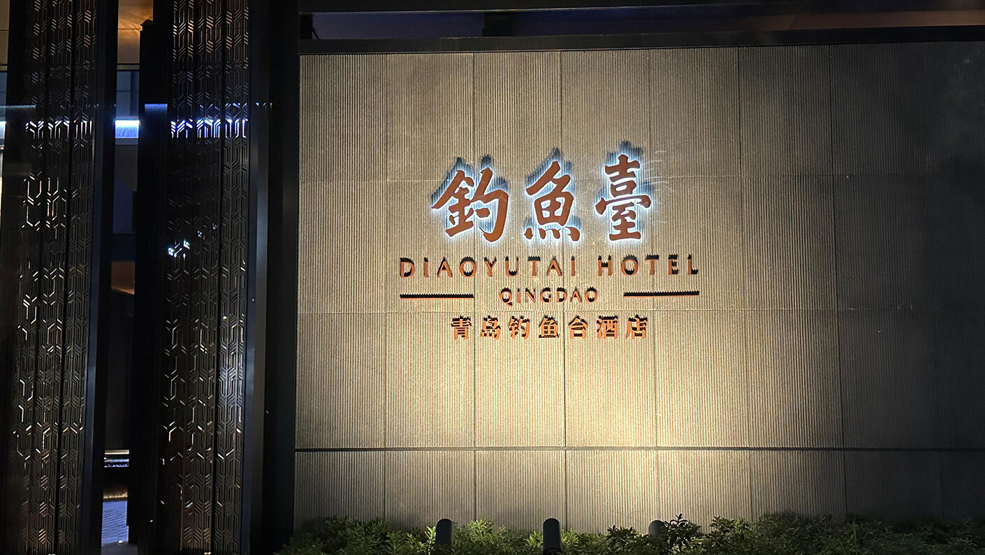 איך ניתן להפוך שלטים של בתי מלון לבולטים בלילה?