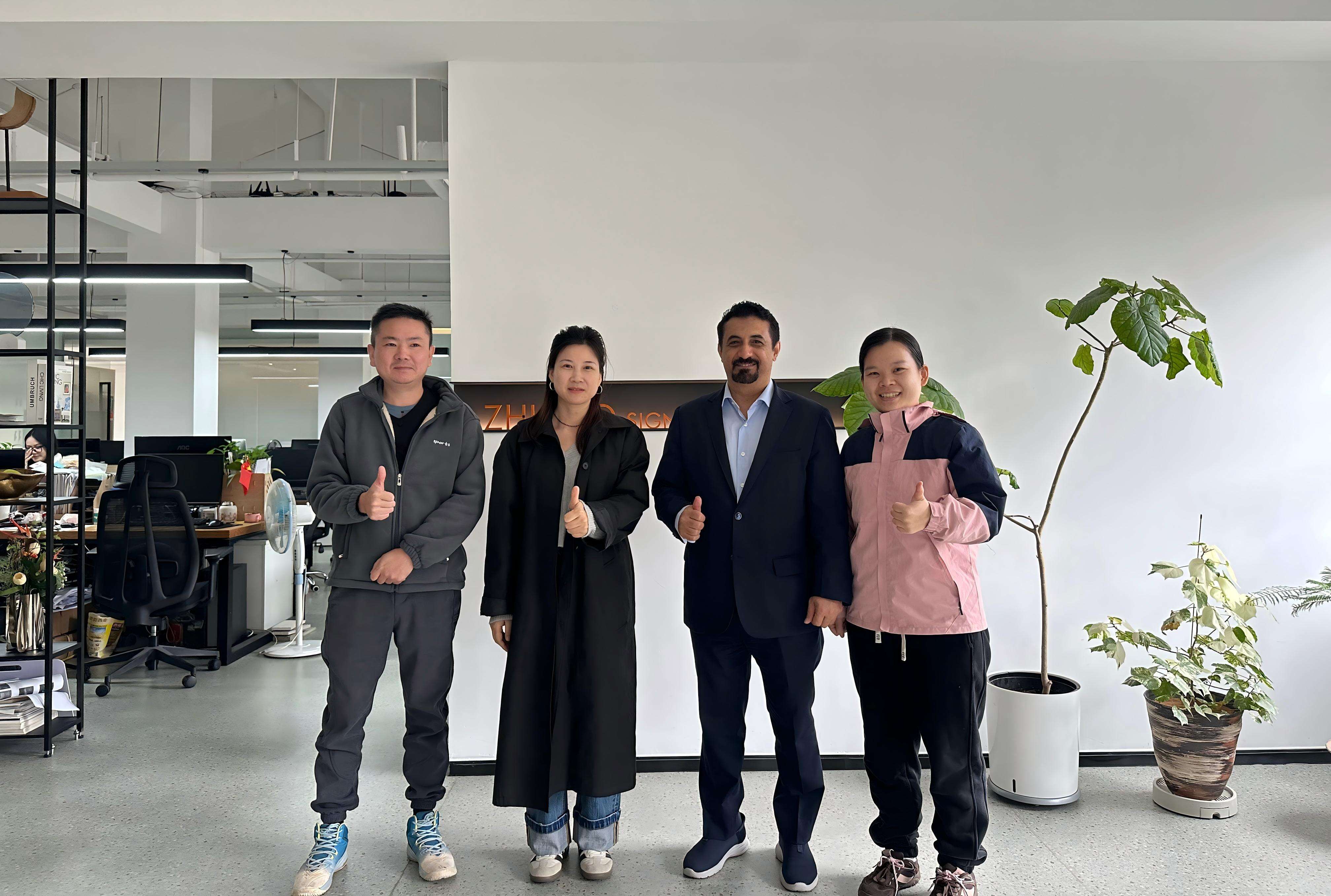 Новый прорыв в международном бизнесе: клиенты из ОАЭ высоко оценили наше комплексное решение для изготовления вывесок, выведя глобальное высококлассное сотрудничество на новый уровень