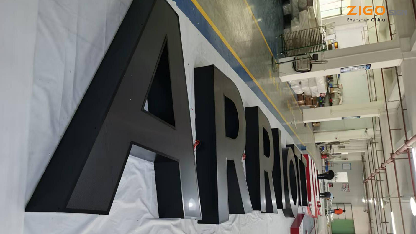 Големи светещи букви на тялото на сградата за проектиране