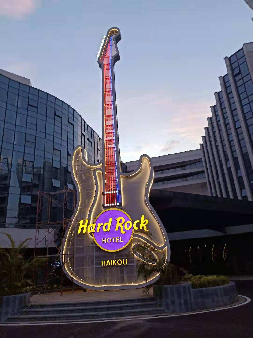 سازندهٔ تابلوها چگونه کیفیت پروژه‌های تابلوسازی در مقیاس بزرگ را تضمین می‌کند؟