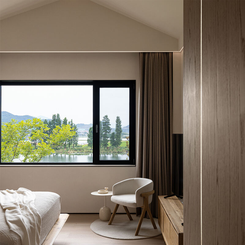 Horizontal Pivoting Window