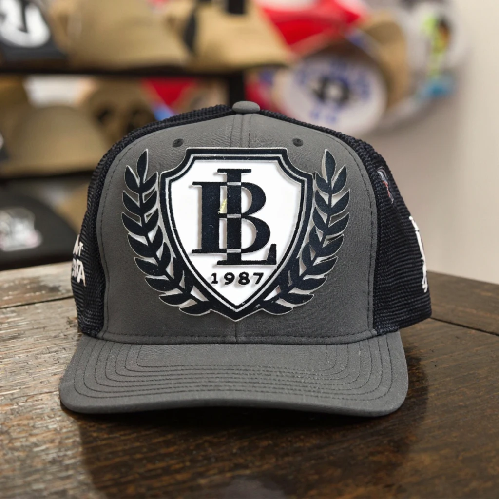 Apa tips desain yang membuat patch topi memiliki efek timbul 3D yang jelas?
