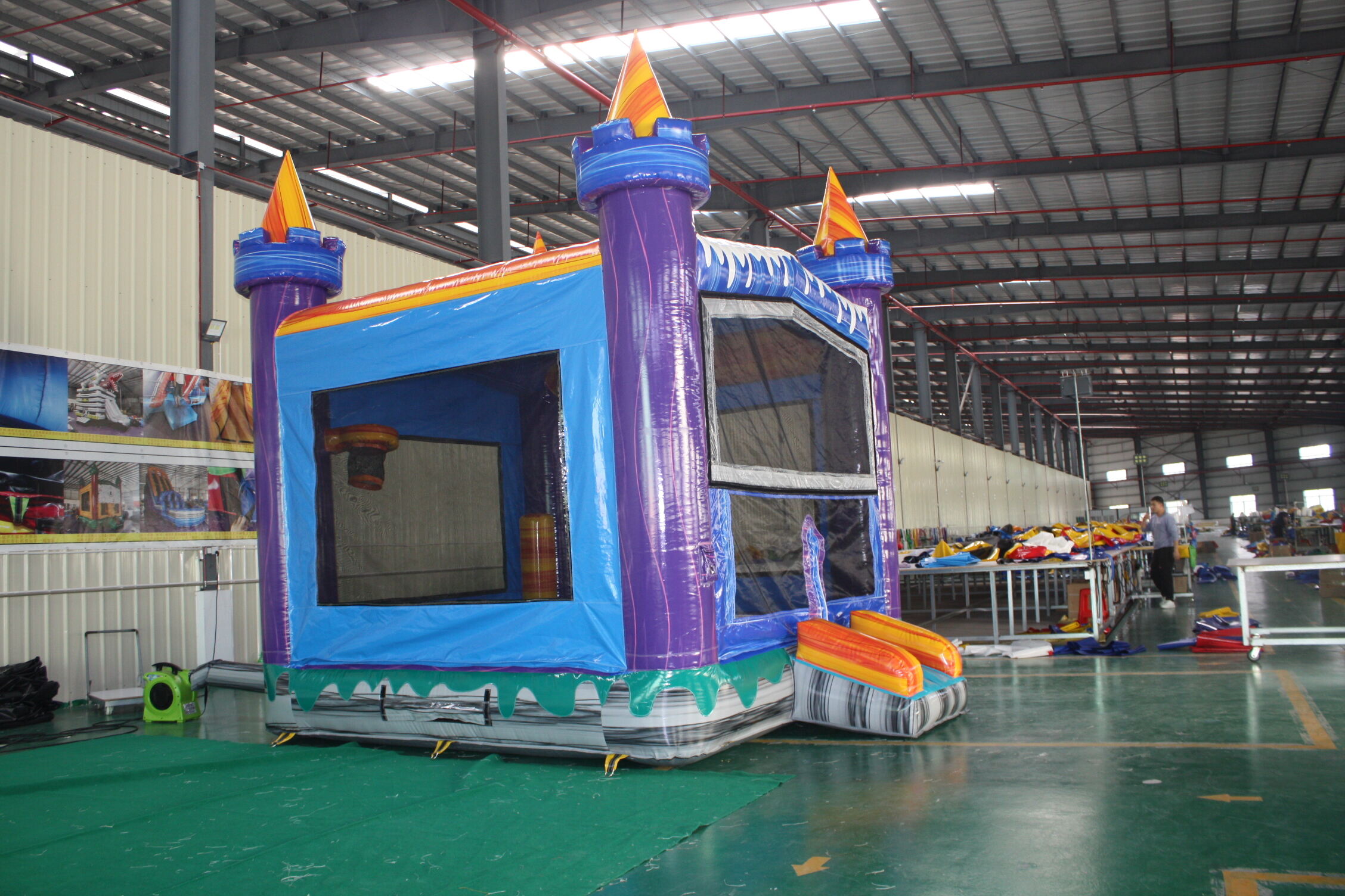 In-Stock Iridescent Purple-Green Inflatable Bounce Bed - Heavy Duty for Tropical Events & Poolside Venues