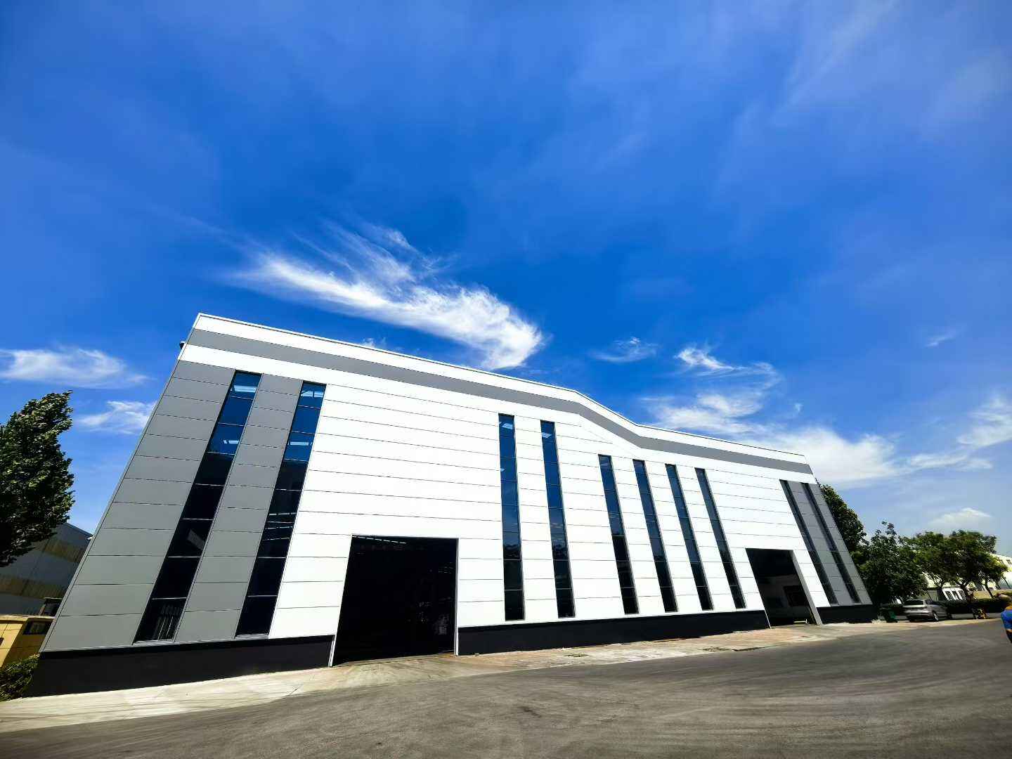 The exterior of the company's steel structure factory has been completely renovated and upgraded, presenting a new look of industrial aesthetics.