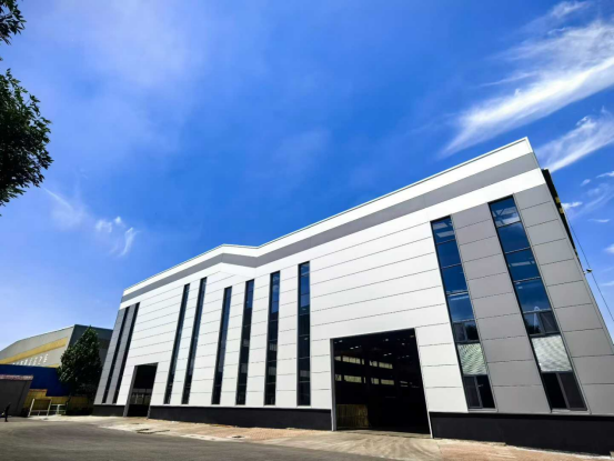 The exterior of the company's steel structure factory has been completely renovated and upgraded, presenting a new look of industrial aesthetics.