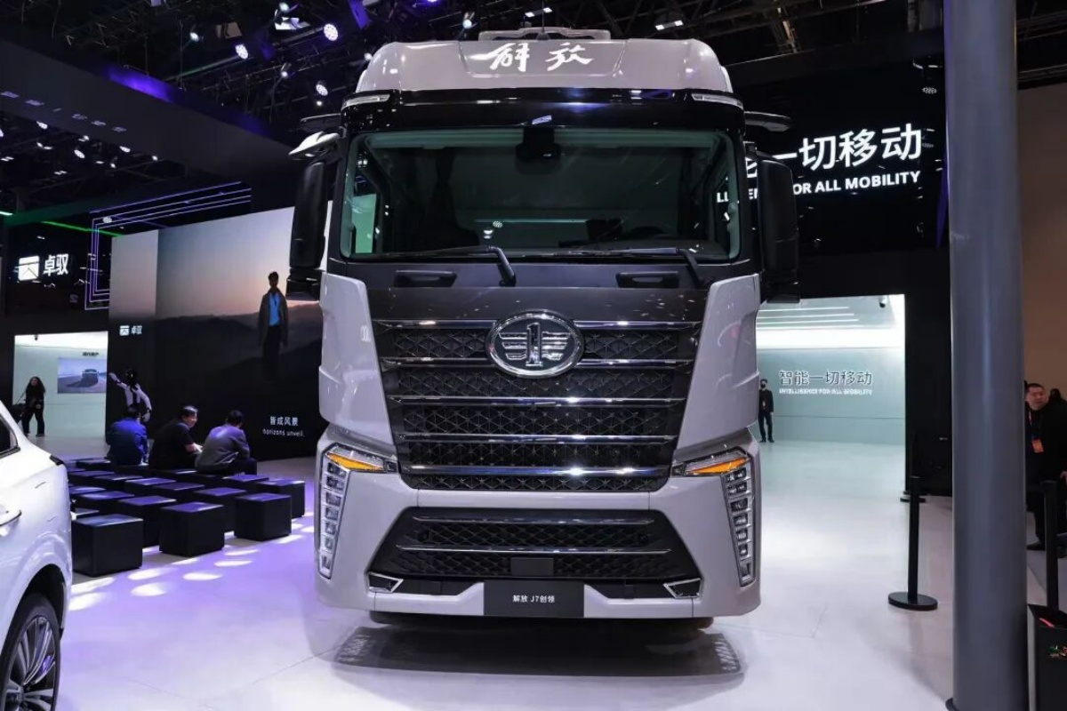 FAW Jiefang presenta en el Salón del Automóvil de Pekín el primer modelo comercial de conducción asistida por LLM de extremo a extremo para vehículos comerciales