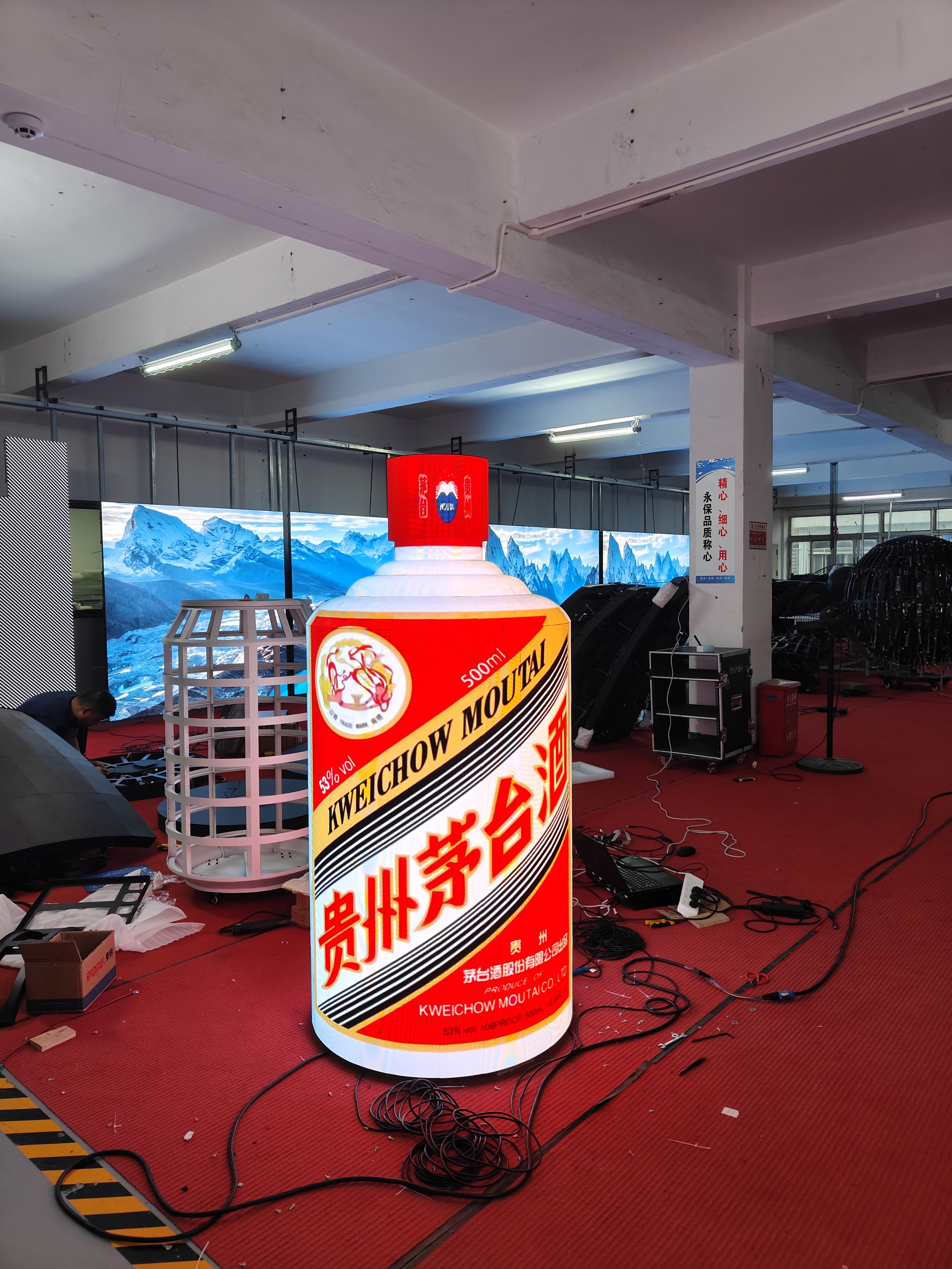 Внутрішній креативний LED-дисплей у формі пляшки вина P1.8