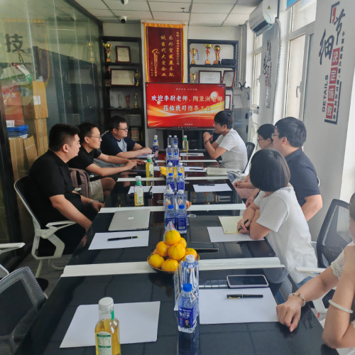 M. Li du secteur de la machinerie au siège d'Alibaba International Station est venu dans notre entreprise pour fournir des directives de travail