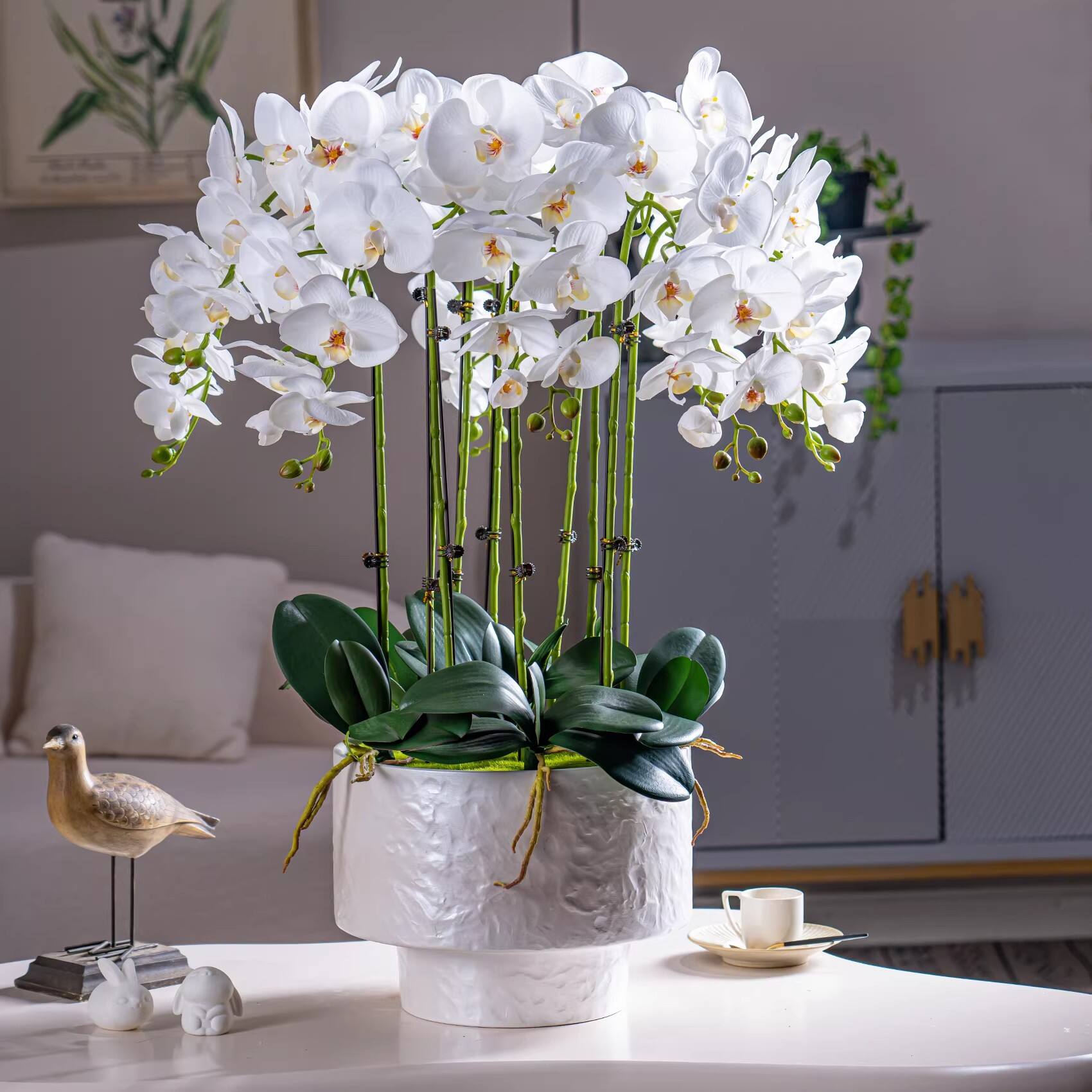 Moderne realistisk kunstig Phalaenopsis orkidé i potte – stilfuld blomsteropsætning til bordet i hjemmets stue, showroom og kontordekoration
