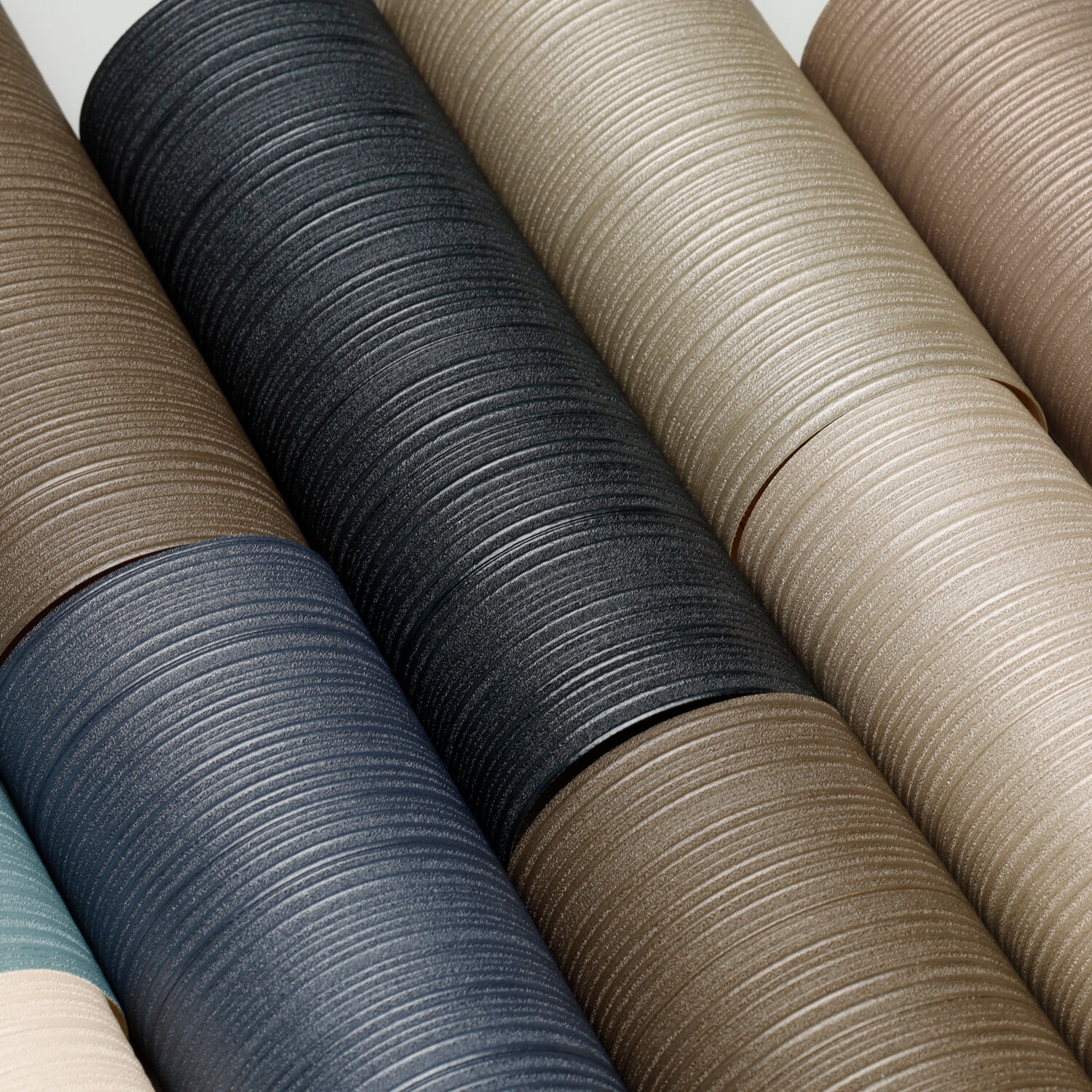 What are the Benefits of Using Washable Vinyl Wallpaper in High-Traffic Areas?