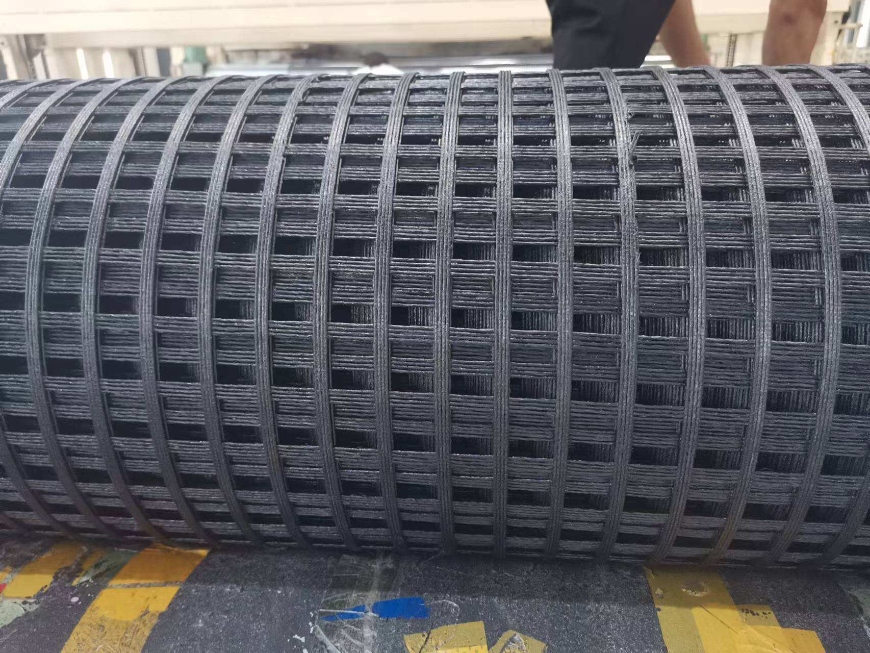 Aplikace geomříží při zpevňování svahů skládek