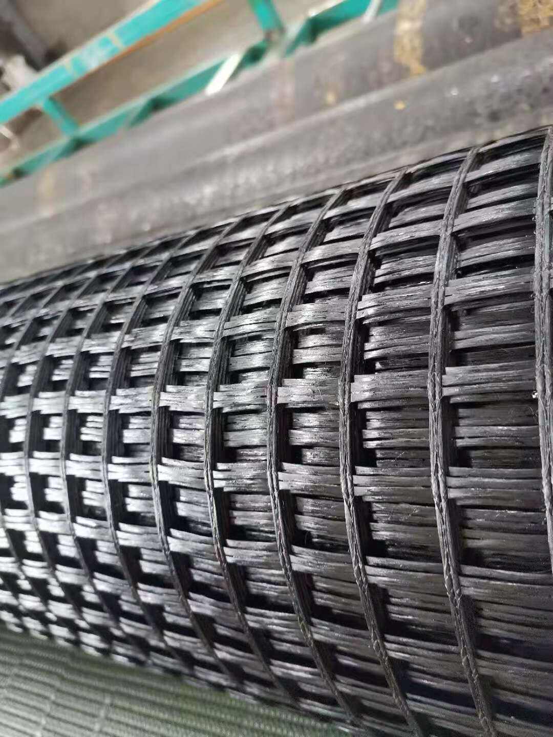 Jak geomříž z asfaltu zlepšuje odolnost asfaltových vozovek proti únavě