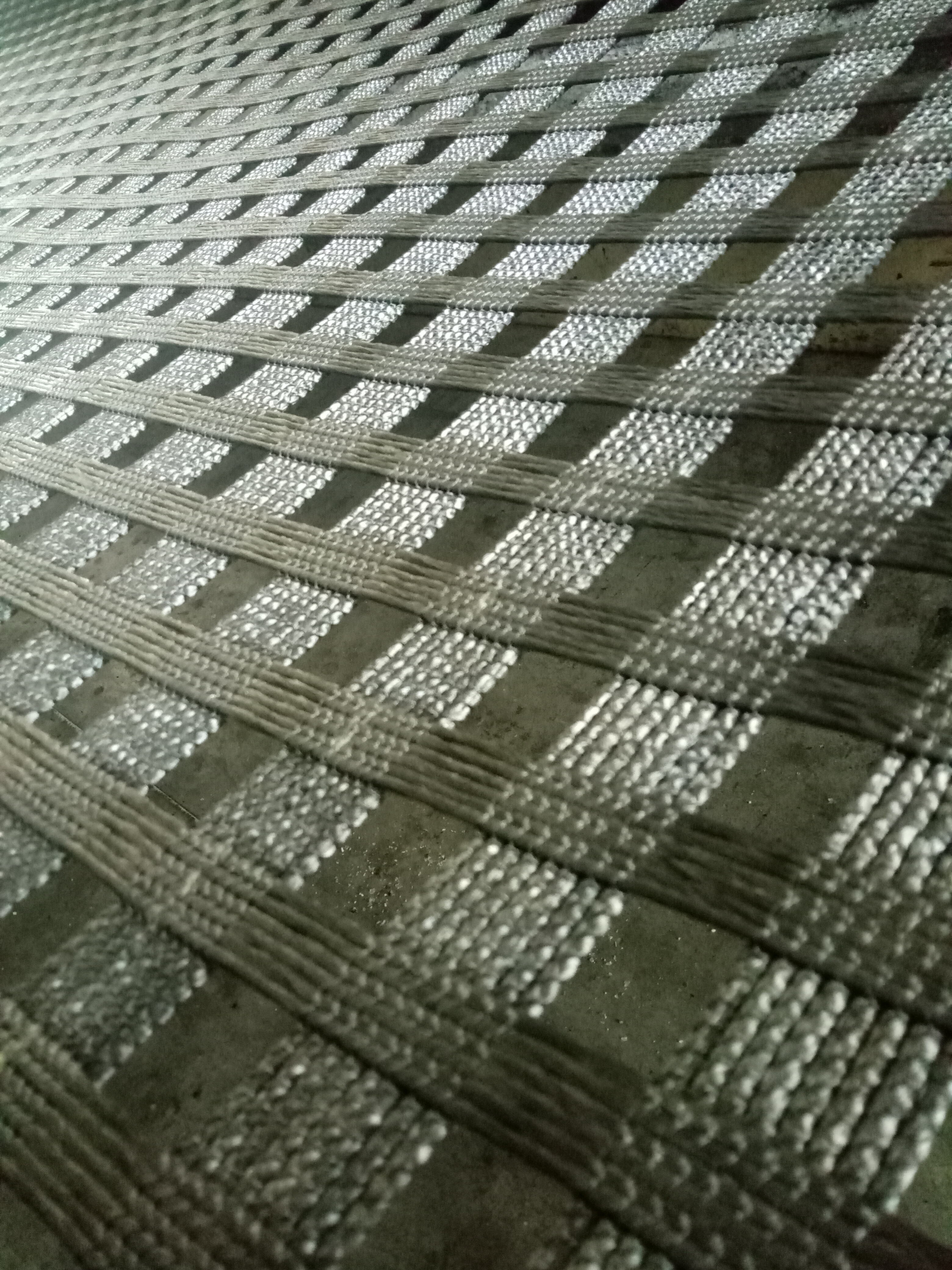 Zpevnění zeminy v měkkých podmínkách pomocí geomřížky