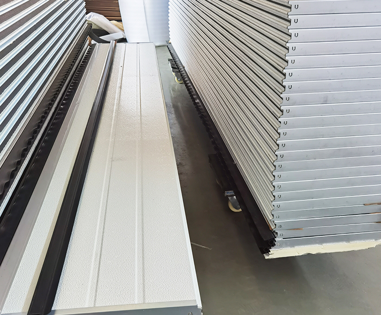 Waarom zijn sandwichpanelen populair in commerciële en industriële toepassingen?