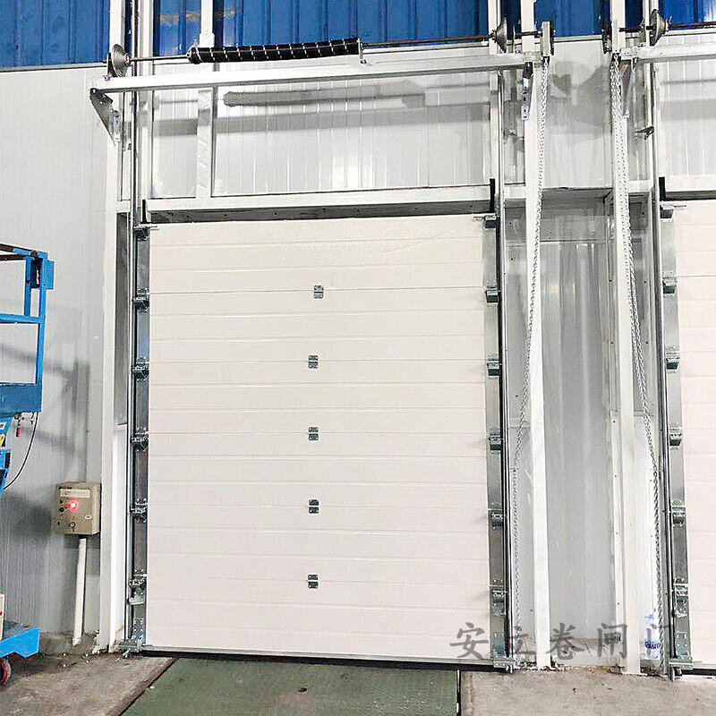 Wat zijn de verschillen tussen schuif- en segmentdeuren voor industriële toepassingen?