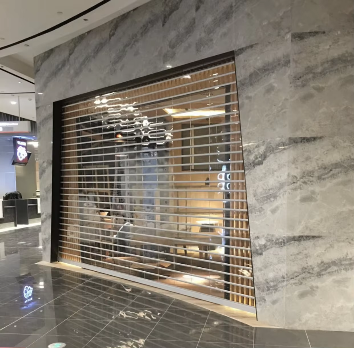 Каковы ключевые преимущества использования роллетных дверей для ячеек самообслуживания?