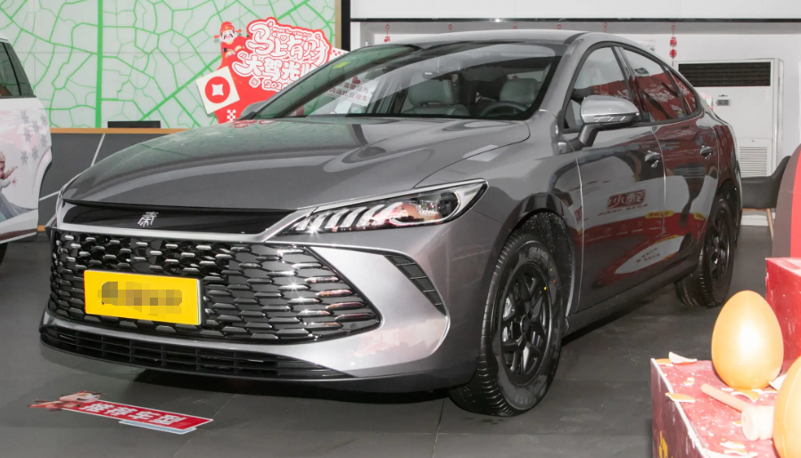 High Quality BYD Qin PLUS DM-i 2026 128KM PHEV 4 Door 5 Seat DiLink Smart Screen Passenger Hybrid Sedan