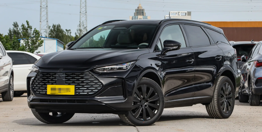 BYD Tang DM-i — крупный SUV с подключаемым гибридным приводом, низким расходом топлива и увеличенным суммарным запасом хода (PHEV)