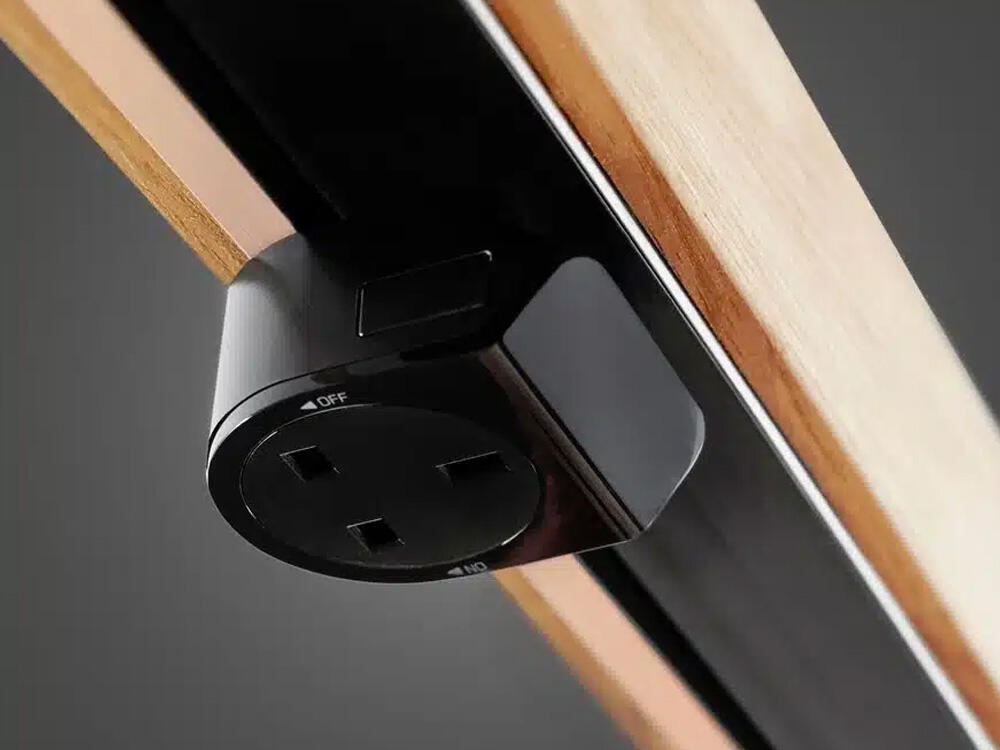 Dining-table-with-plug-sockets.jpg