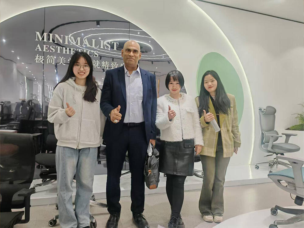 Mingmeng-Furniture-communicates-with-customers.jpg