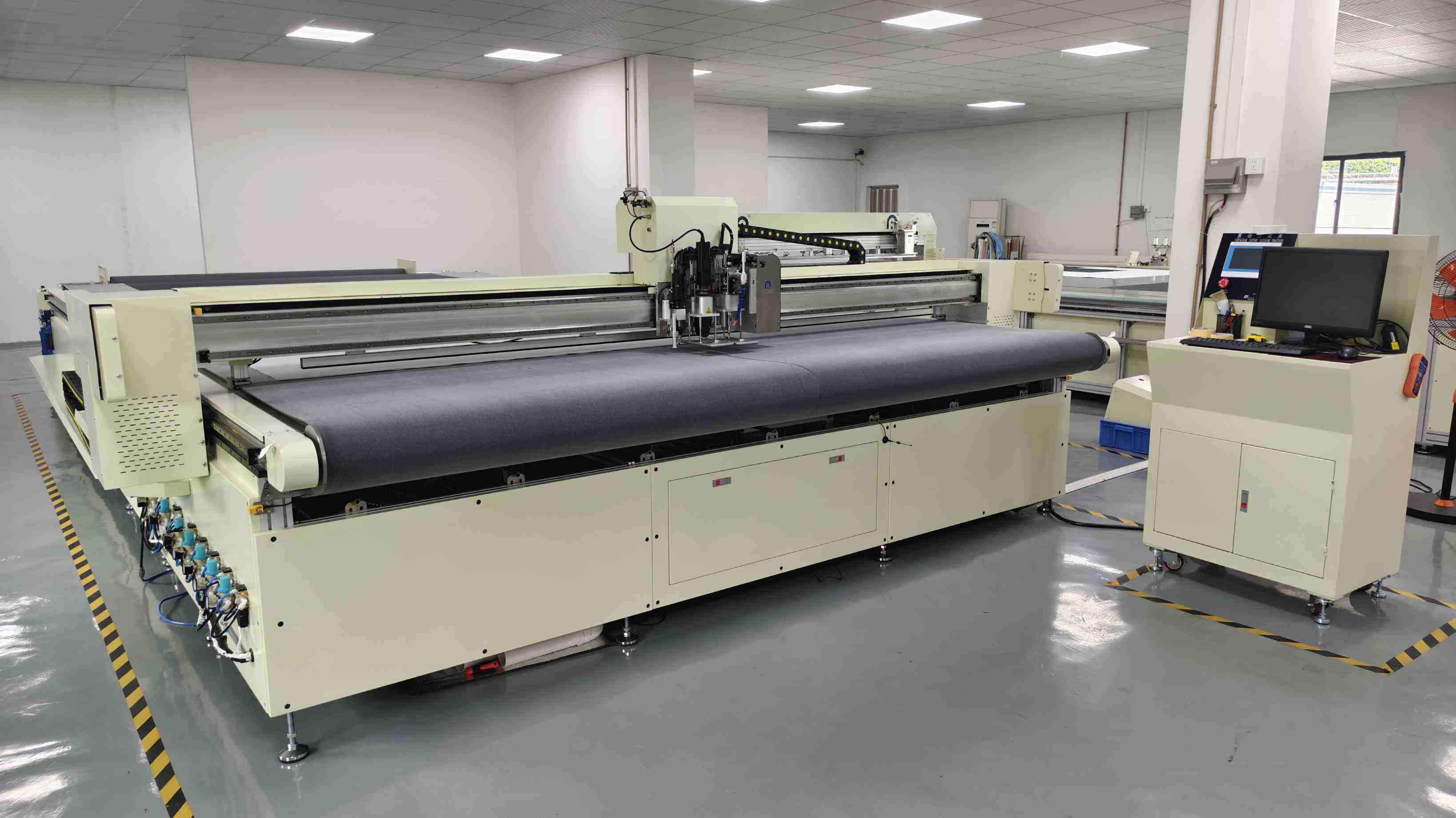 Automatic fabric cutting table 01.jpg