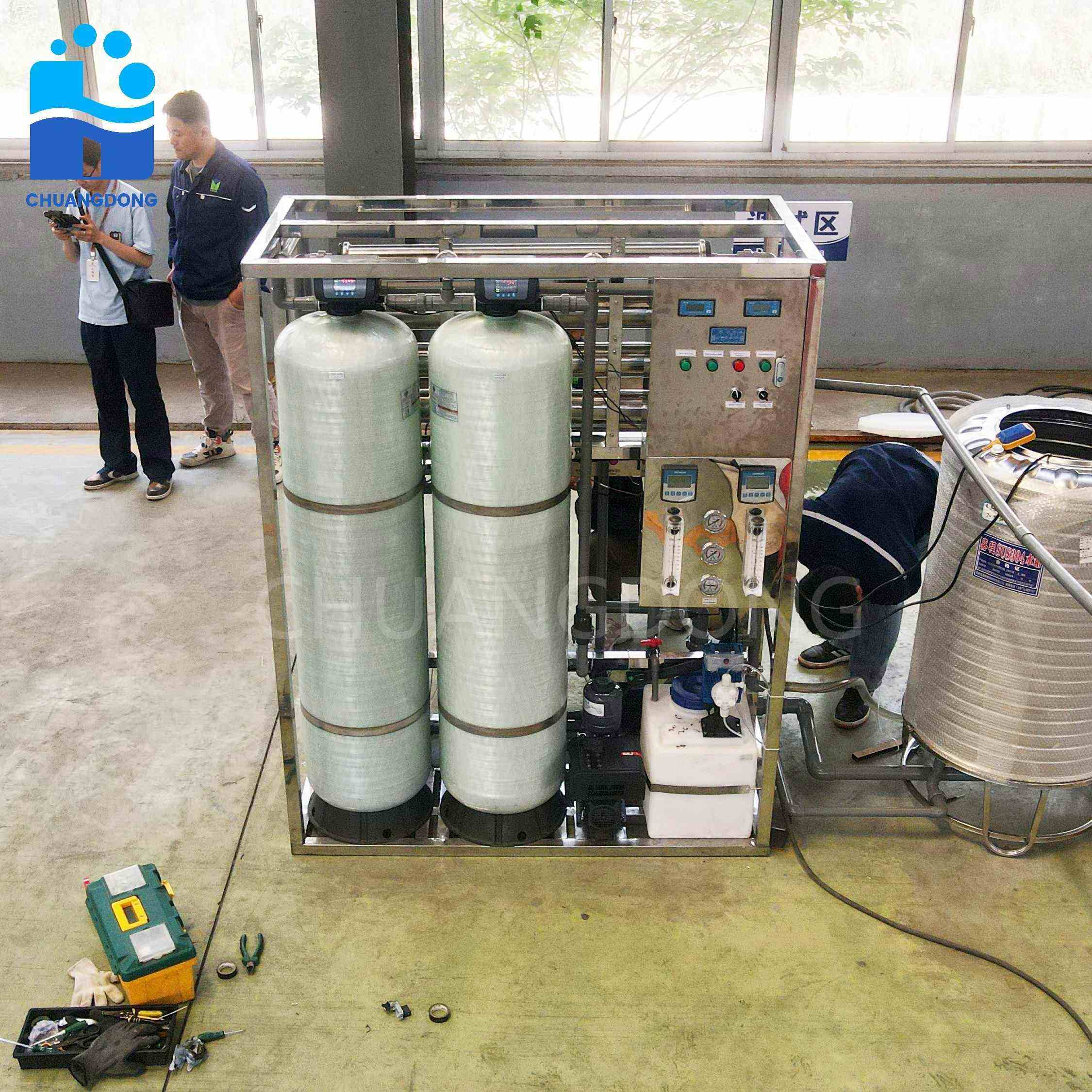 sistema avanzado de purificación de agua por ósmosis inversa de 2000 LPH para filtración industrial de aguas subterráneas y fluviales, con certificación CE e ISO