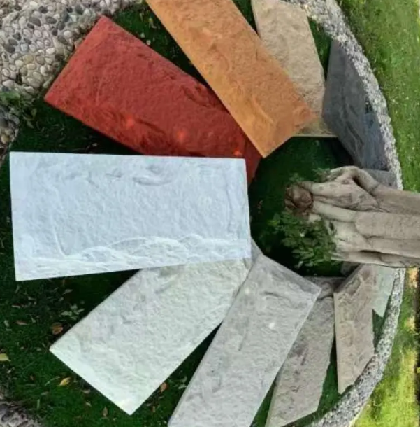 Què fa que la pedra flexible destaqui en la decoració?