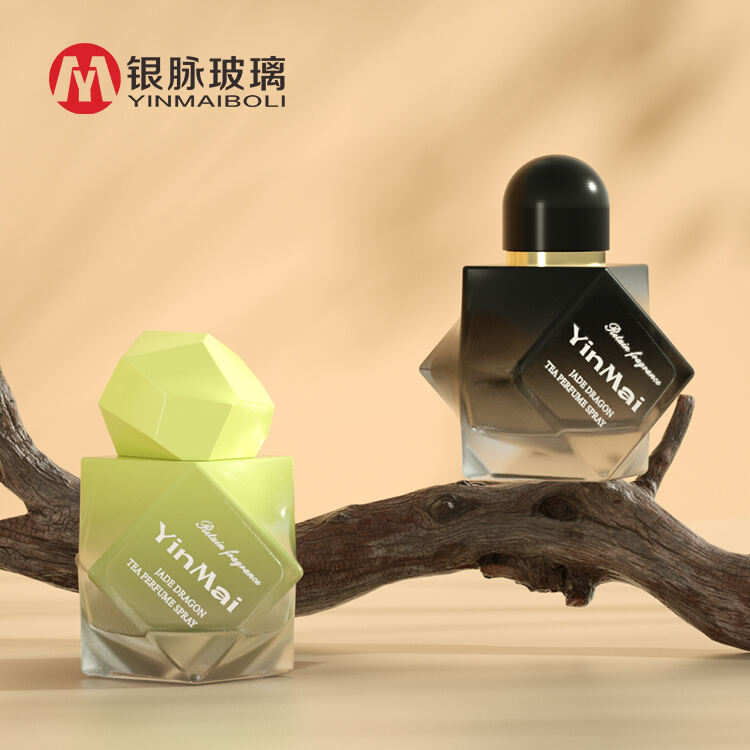 Yinmai Cosmetic Packaging Mewah unik 50ml Botol Parfum Semprotan Berbentuk Persegi dengan Pompa Hitam