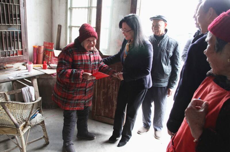 集团领导春节慰问对口帮扶村的百岁老人.jpg