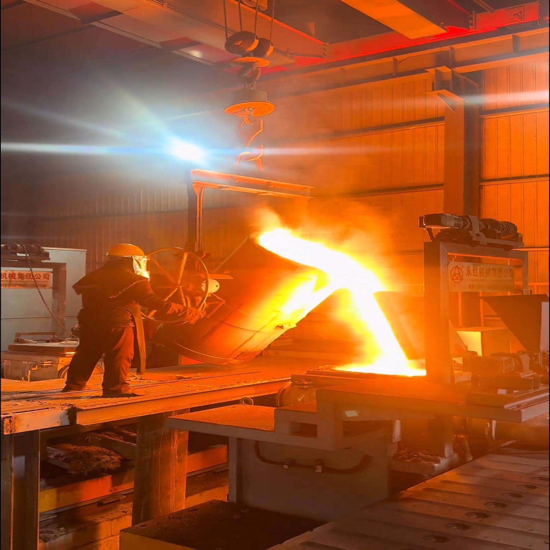 Pouring process in Dandong Pengxin Machinery