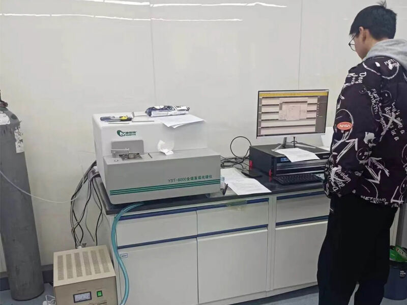 Der Gießerei-Ingenieur führt metallgrafische und spektrale Tests auf Basis der Inventar-Teststangen durch