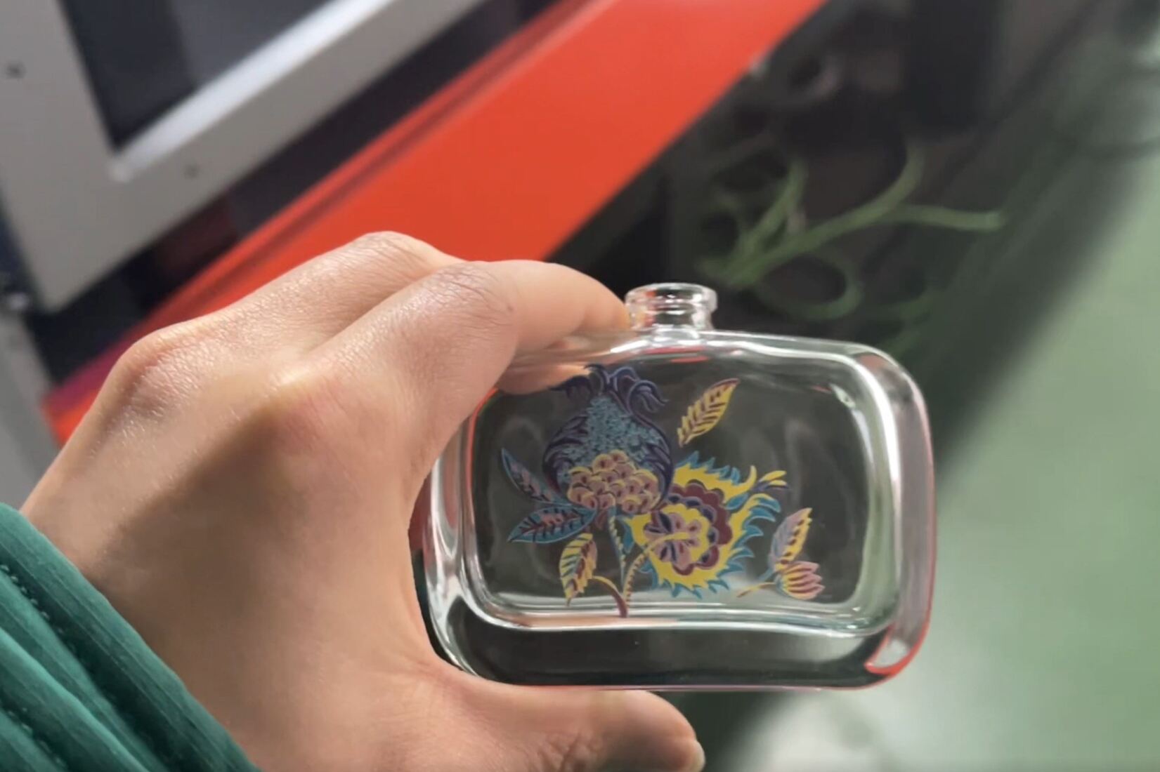 Drukarka UV typu inkjet z pojedynczym przejściem: klucz do szybkiego i wysokiej jakości druku niestandardowego