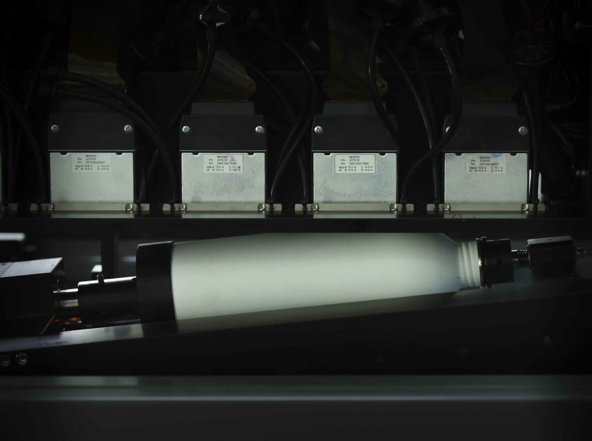 Svårt att trycka på cylindriska föremål? Cylindrisk UV-inkjet-skrivare löser det