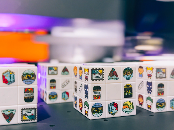 Kameralös plattbädd inaktuell? Plattbäddsinkjetprintare med kamera korrigerar