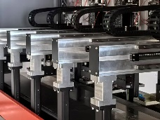 Pourquoi l'imprimante jet d'encre UV à passage unique réduit-elle les délais de livraison pour les commandes personnalisées ?