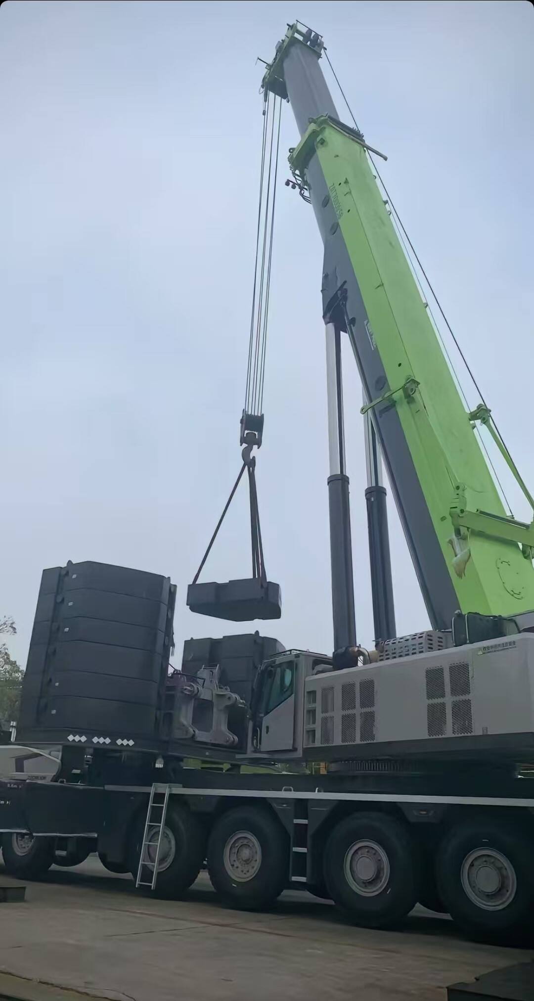 What Are the Differences Between Mobile Cranes and Tower Cranes?