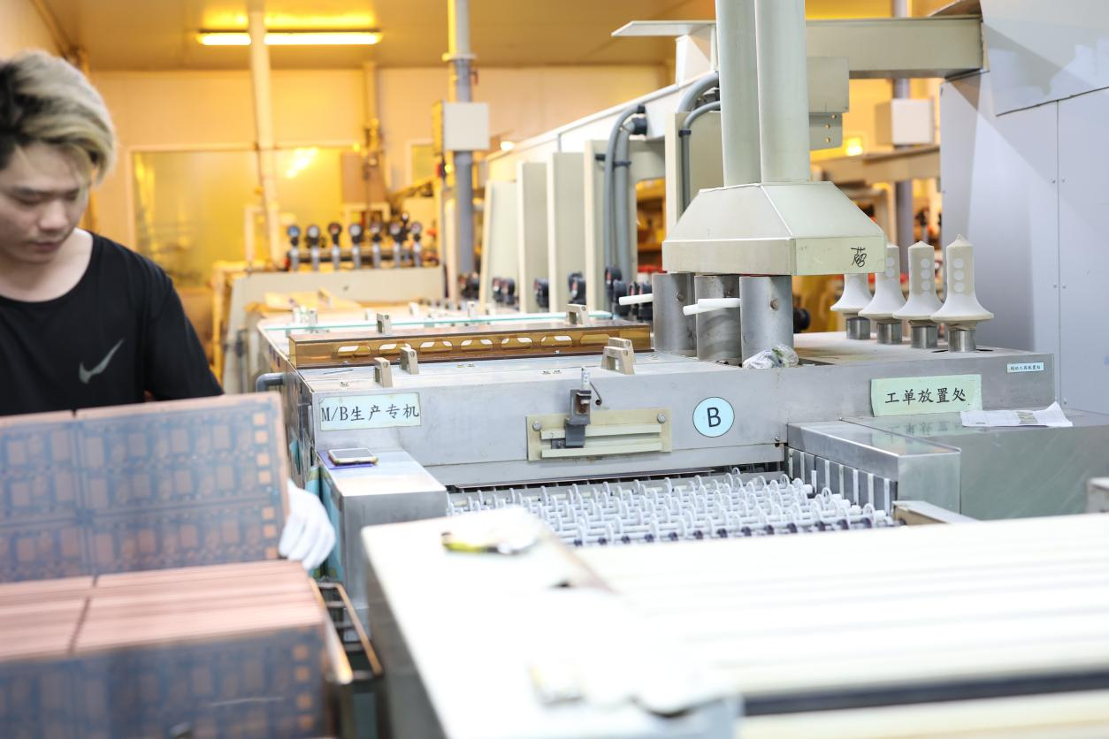 What is a metal core printed circuit board (MCPCB)?