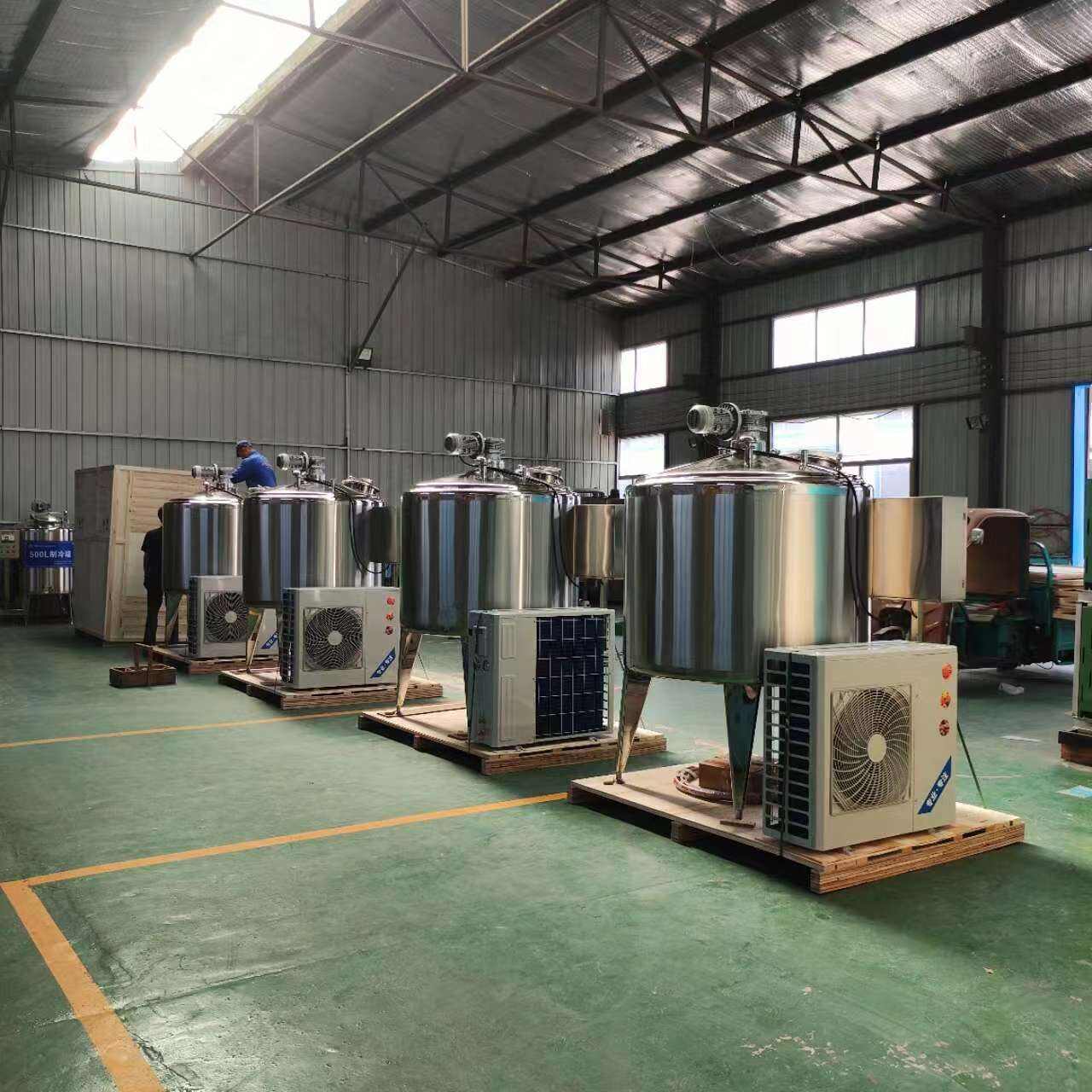 Industrial Holding Tanks - Stainless Steel, Plastic & Custom Sizes for Liquid Storage